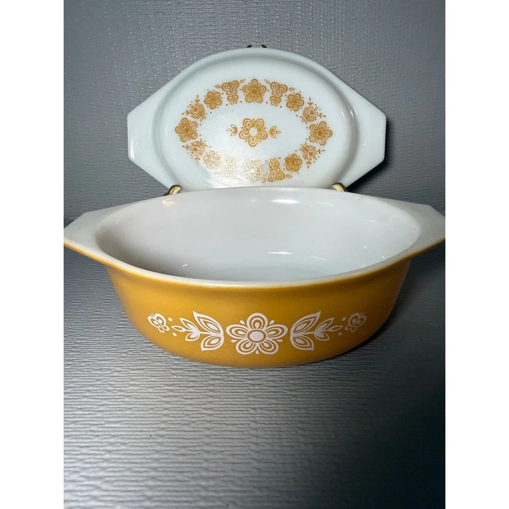 Vintage Pyrex Butterfly Gold 043 Oval Casserole Dish with Lid 1.5 Quart Yellow